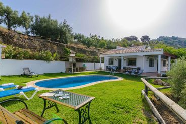 Relajante casa rural con bonito jardín en Sayalonga