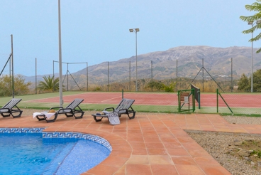 Finca mit Tennisplatz, privatem Pool und Panoramablick über Arenas