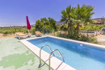 Casa rural con piscina vallada a 11 km del aeropuerto de Málaga