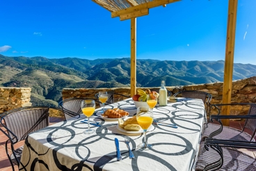 Prachtig vakantiehuis met panoramische uitzichten en zwembad ten noorden van Málaga
