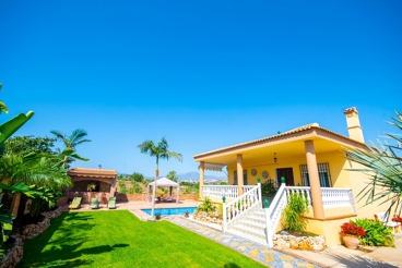 Casa rural con bonito jardín y amplia piscina en las afueras de Coín