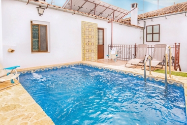 4-bedroom house in the town centre, with a private patio