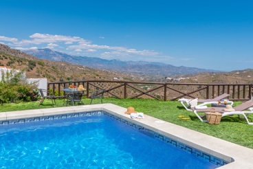 Villa in a natural setting with views from the swimming pool