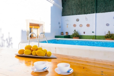 Authentic holiday home 30 km from Granada - sleeps 13