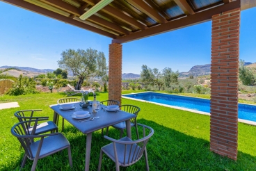 Modern vakantiehuis met prachtige tuin gelegen in Álora