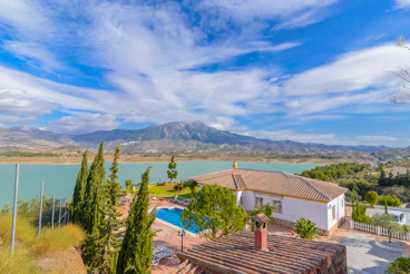 Excelente villa con impresionantes vistas y gran piscina