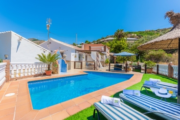 Ferienhaus mit schöner Dachterrasse und eingezäuntem Pool bei Torrox