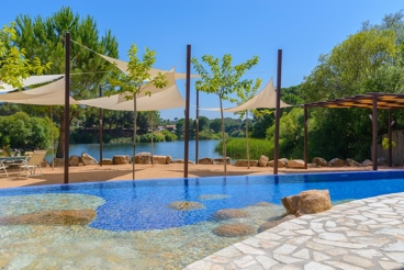 Precioso alojamiento con cabañas y vistas al lago, a 15 km de Córdoba