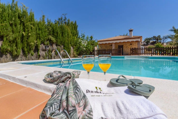 Casa de vacaciones con piscina vallada y vistas al pueblo blanco de Olvera