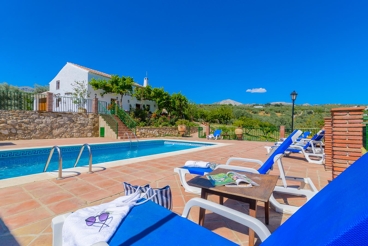 Prächtiges andalusisches Ferienhaus für 12 Personen mit Blick auf den See La Viñuela