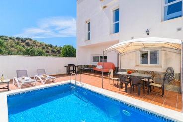 Ferienhaus mit überdachter Terrasse und privatem Pool in Loja