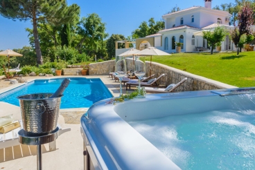 Superbe villa bien équipée avec jacuzzi extérieur et jardin