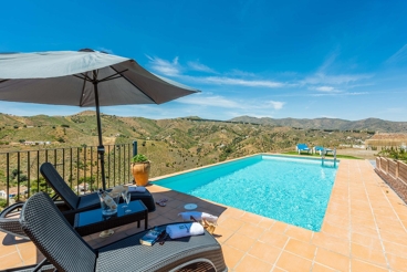 Fabulous holiday home in the hills with gorgeous views from the pool
