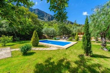 Charming villa with breathtaking garden. Privacy guaranteed