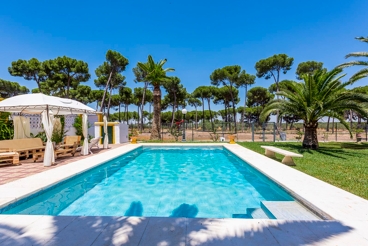 Großzügiges Ferienhaus für Gruppen geeignet mit wunderschönem Garten in der Provinz Sevilla
