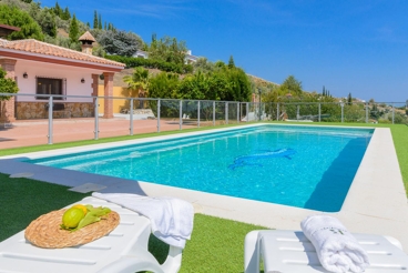 Fabulosa casa con vistas sorprendentes y piscina vallada en Cómpeta