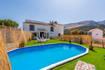 Casa rural con vistas a la campiña malagueña, ideal para 10 personas