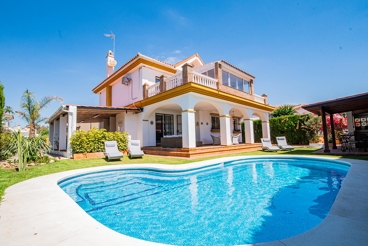 Vakantiehuis dicht bij het strand met verwarmd zwembad en Wifi in Málaga