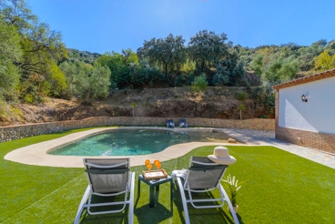 Preciosa casa con jardín y fabulosas vistas en las afueras de El Gastor