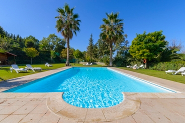 Chalet avec joli jardin privé et grande piscine