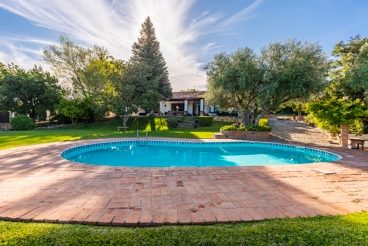 Casa de encanto rústico, con fabuloso jardín y vistas de ensueño en Ronda