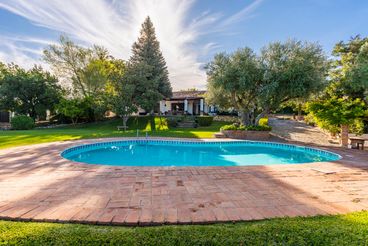 Casa de encanto rústico, con fabuloso jardín y vistas de ensueño en Ronda