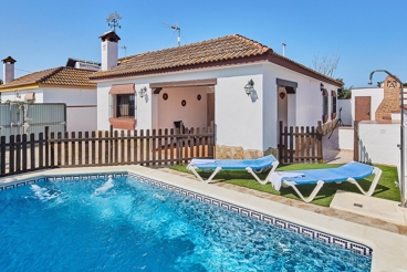 Holiday home with fenced pool, 4 km from the beach
