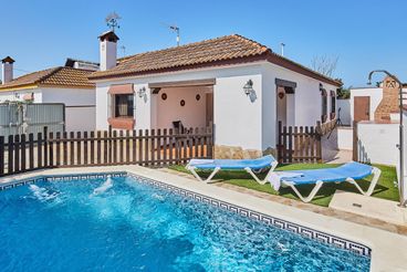 Ferienhaus mit eingezäuntem Pool, 4 km vom Strand entfernt