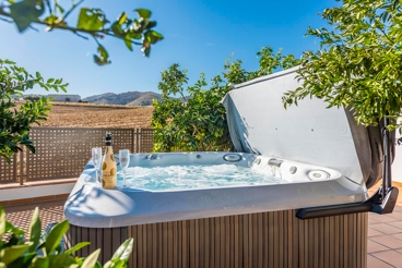 Fabulous holiday home with outdoor Jacuzzi - ideal for groups