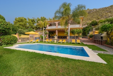 Casa rural de estilo andaluz con amplia terraza y vistas al mar cerca de Frigiliana