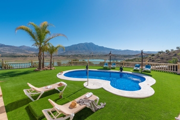 Geweldige villa met spectaculaire uitzicht en zwembad