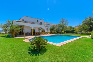 Light-filled holiday home with huge private garden near Arcos de la Frontera