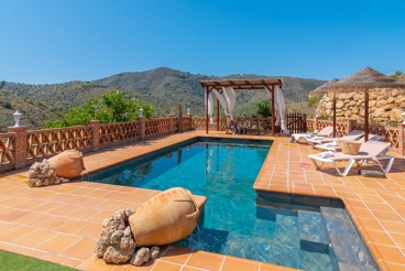 Finca mit Swimming Pool und Grill in Arenas