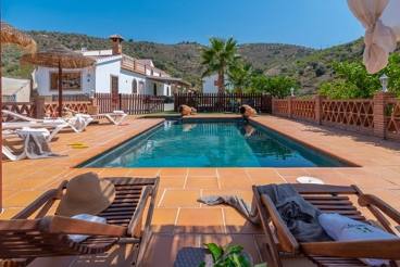 Finca mit Swimming Pool und Grill in Arenas