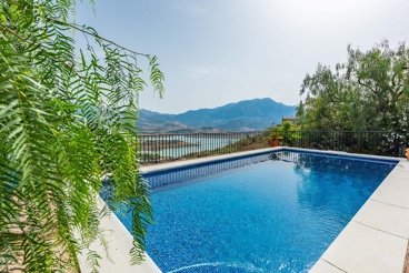 Mooi vakantiehuis met verwarmd zwembad en droomuitzichten over het Viñuelameer