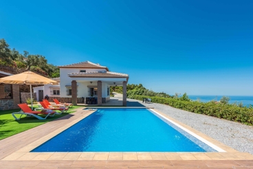 Moderna casa de vacaciones con impresionantes vistas a las montañas cerca de Sayalonga