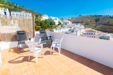 Holiday Home near the beach with barbecue in Cómpeta