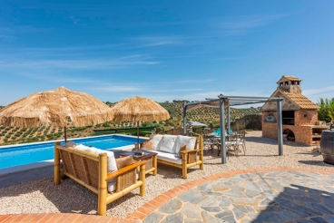 Vakantiehuis met jacuzzi en privézwembad en uitzicht op de heuvels