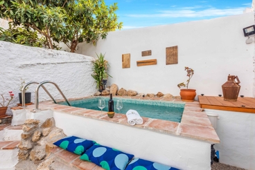 Encantadora casa con piscina privada cerca de Periana - perfecta para 6 personas