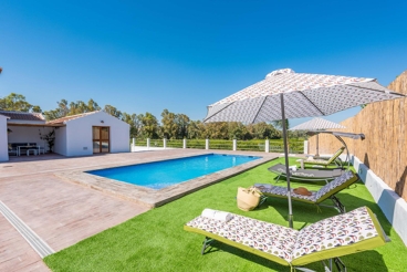 Modern holiday home in a lovely setting, near Malaga city