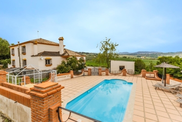 Marvelous villa with pool and barbecue, ideal for groups