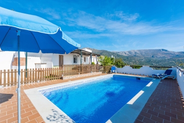 Gemütliches Ferienhaus mit eingezäuntem Pool mit Blick auf die Sierra