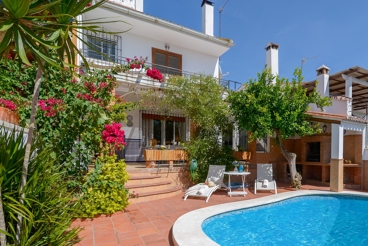Holiday home with private pool 15 km from Malaga city - sleeps 12