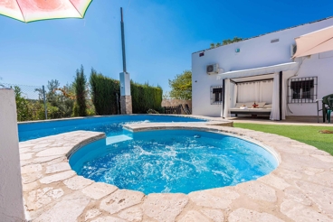 Casa rural con piscina de burbujas y cama balinesa