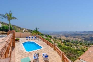 Casa rural con vistas al mar y espaciosa terraza cerca de Mijas