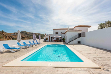 Vakantiehuis dicht bij het strand met tuin en barbecue in Almogía