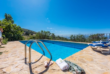 Hermosa casa rústica con terraza y amplio jardín