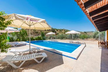 Holiday home with spacious fenced private pool - sleeps 14