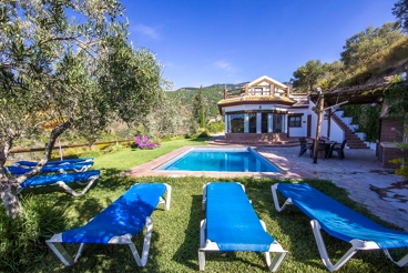 Villa rústica con piscina privada y sauna climatizada, vistas impresionantes