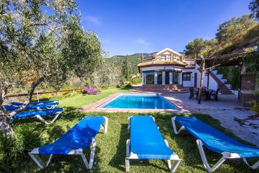 Rustic villa with swimming pool, sauna and stunning views